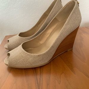 Stuart Weitzmen Linen Wedge